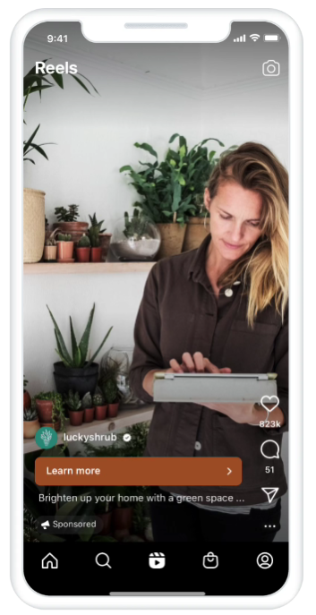 Video reklama Meta ve formátu Reels na Instagramu se ženou s tabletem mezi pokojovými rostlinami a tlačítkem Learn more.