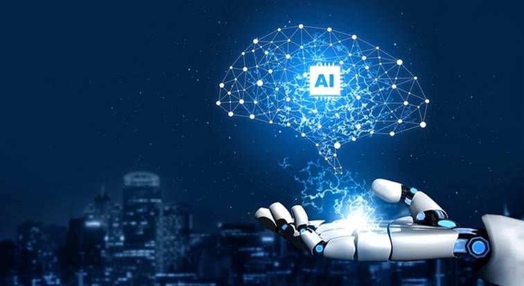 Robotická ruka drží svítící digitální mozek s čipem s nápisem AI na pozadí nočního města, symbol umělé inteligence.