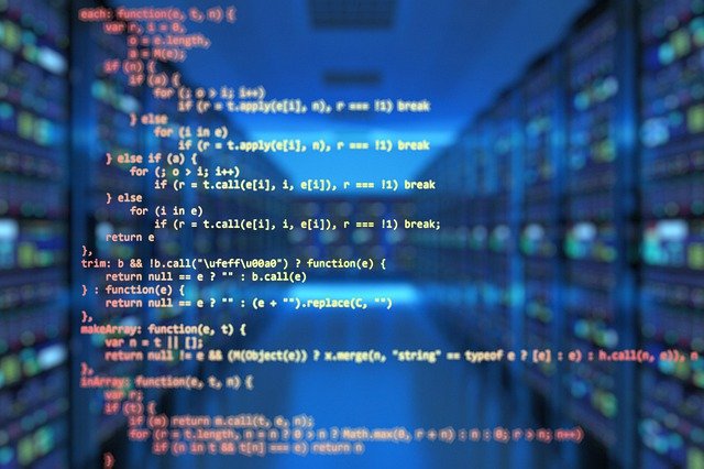 Řádky programového kódu JavaScriptu na pozadí serverovny jako ilustrace optimalizace a zrychlení načítání webu.